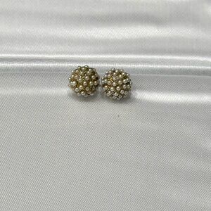 Off-White Beaded Stud Earrings with Vintage Charm